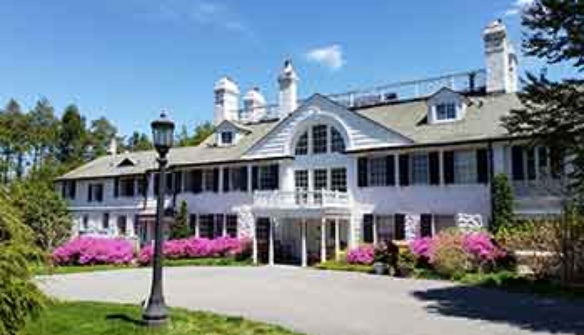 Front of Manor house at Lasdon Puplic Gardens