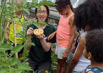 curator at lasdon park teaching young children