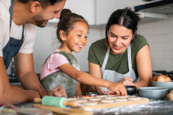 istockphoto-2150750471-612×612 family cooking